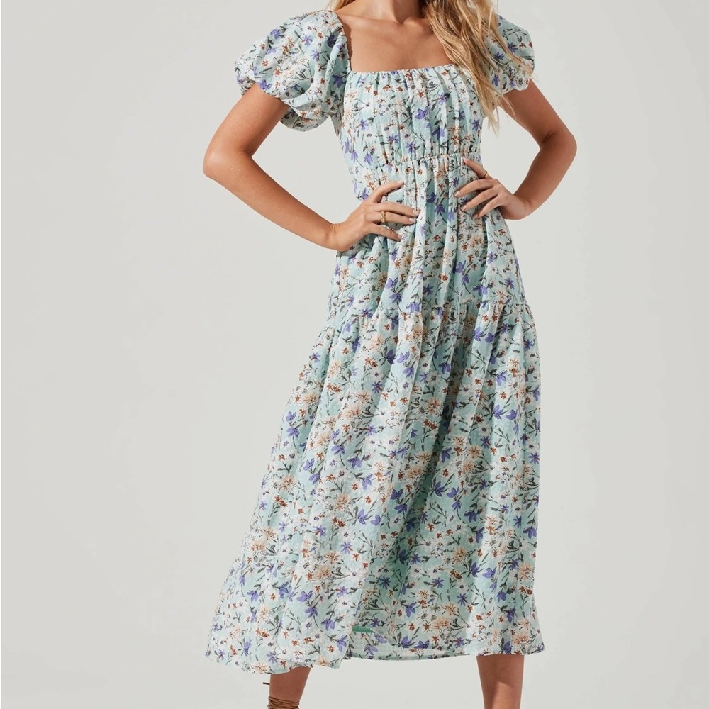 ASTR The Label BUBBLE SLEEVE FLORAL TIERED MIDI DRESS size medium